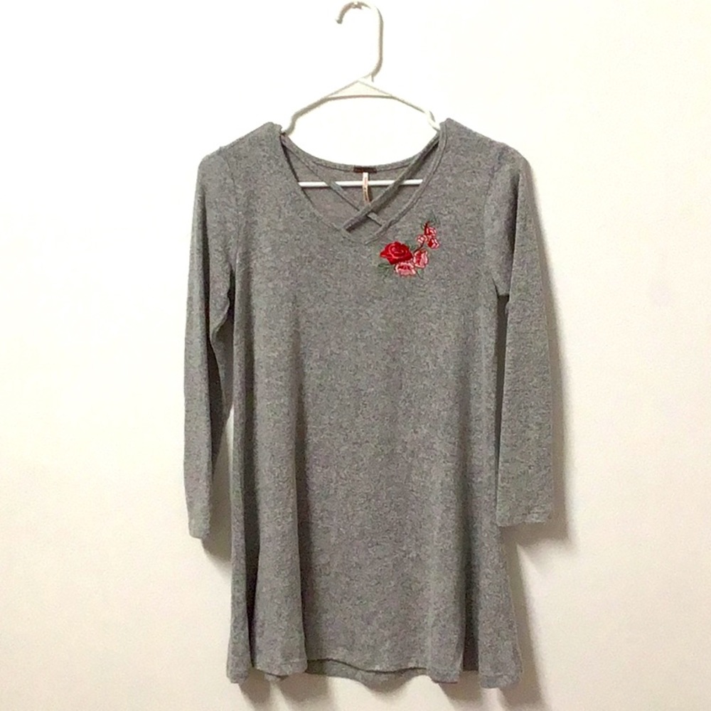 Nice grey dress with a small rose